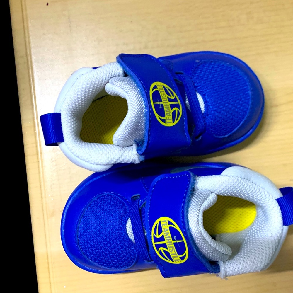 Infant/toddler nike team hustle tennis shoes
